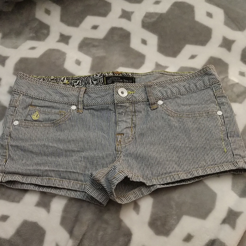 Volcom 🍋 striped jean shorts